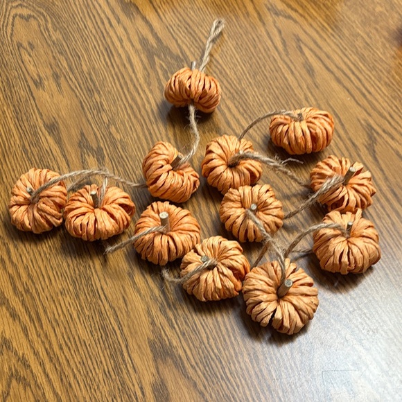 Autumn Pumpkin and Leaf Decor Set - Picture 5 of 6